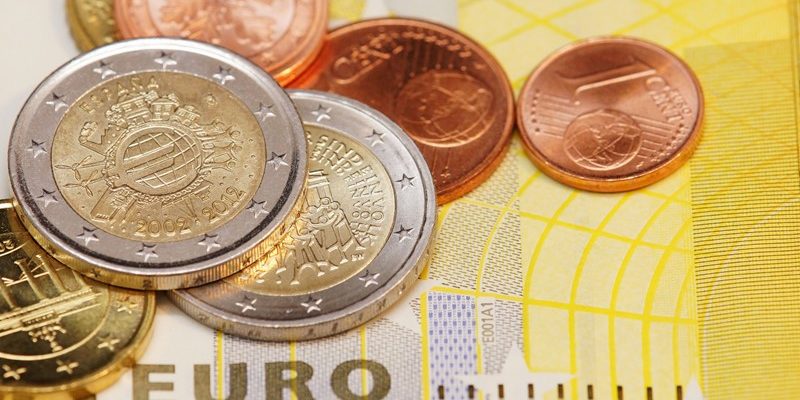 Mag de Belastingdienst aanmaningskosten in rekening brengen aan een buitenlands belastingplichtige?