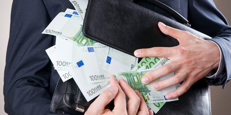 Dga niet vergelijkbaar met vestigingsdirecteuren: gebruikelijk loon terecht hoger